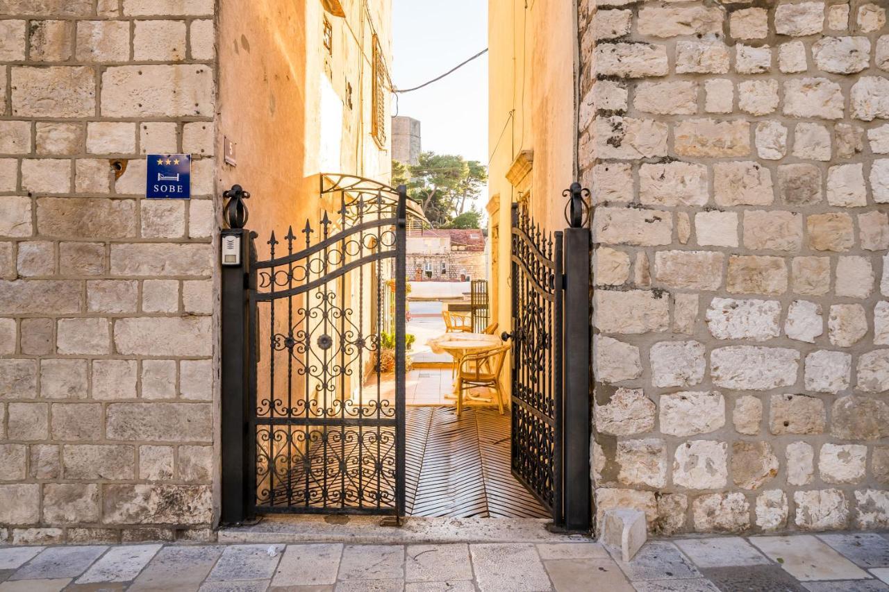 Deluxe Rooms With A Terrace View At Old City Gate Dubrovnik Exterior photo